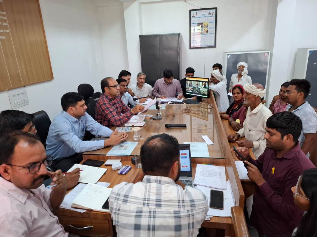 SDM Rajesh Khoth Wins Hearts by Inviting Senior Citizen for Tea After Resolving His Grievance Senior Citizens Face Reflects Relief and Joy